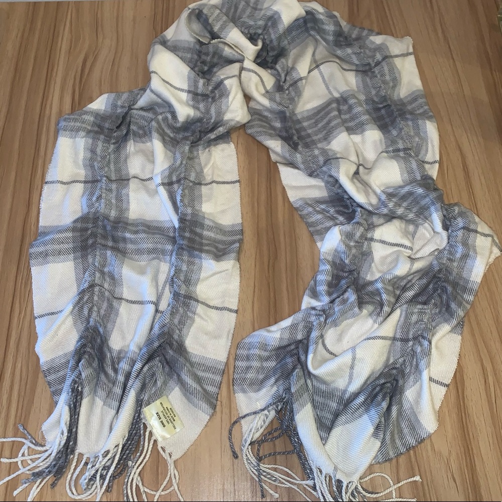 L.E.I Plaid Rouched Scarf - Picture 2 of 4